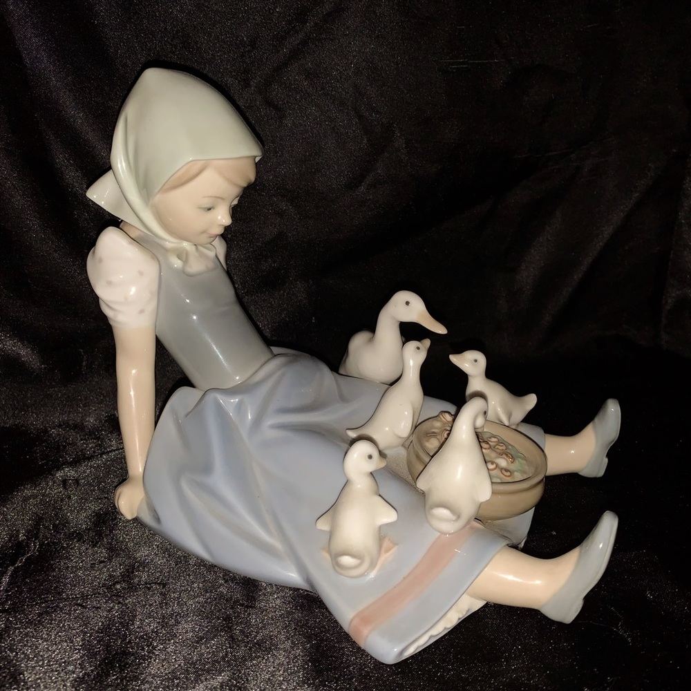 Lladro figurine “My hungry brood”